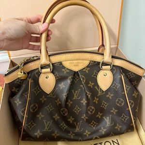 Excellent Condition . This is an authentic LOUIS VUITTON Monogram Tivoli PM.